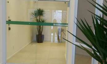 Imagem 4: Sala com 33,70 m² de área privativa e 48,63 m² de área total, um banheiro, ar condicionado