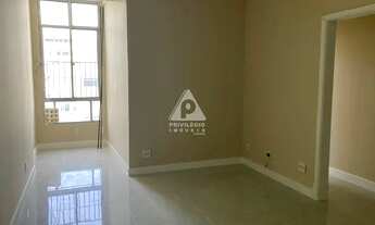 Imagem 2: Em Copacabana: Excelente apartamento com 3 quartos, sendo um suíte, todos com armários emb