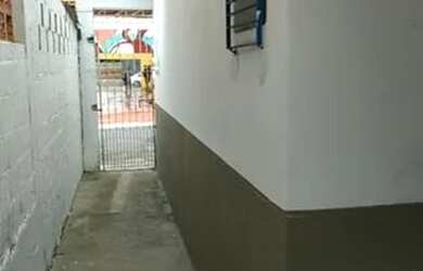 Imagem 2: Vendo casas num terreno com 3 construções 2 casas e um salão