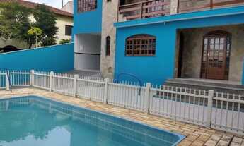 Imagem: Quartos em casa espaçosa com piscina na