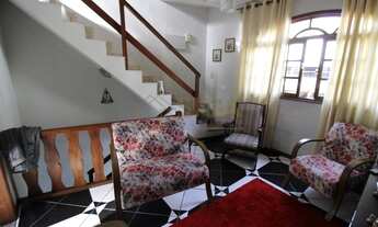 Imagem: Casa com lojas no térreo no Centro de Nova