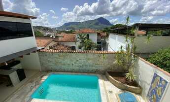 Imagem 2: Casa com 05 quartos, lote inteiro e ótima área gourmet no bairro Grã-Duquesa