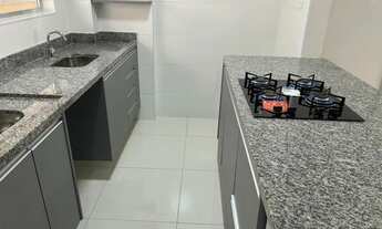 Imagem 2: Studio totalmente reformado com cozinha e armários planejados, ponta da Praia 1 quadra do