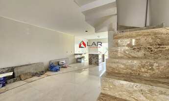 Imagem 3: Casa com maior quintal de Morada De Laranjeiras na serra, de fundos para a reserva