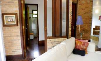 Imagem 3: Casa em condomínio. Possui duas salas amplas, três quartos, quatro banheiros. Piscina e g