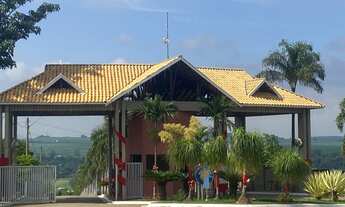 Imagem 2: Terreno, medindo 450 m² com leve declive