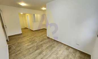 Imagem 2: Apartamento amplo, reformado com 2 dormitórios e vaga de garagem em ótima localização próx