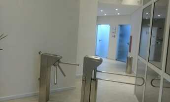 Imagem 5: Sala com 33,70 m² de área privativa e 48,63 m² de área total, um banheiro, ar condicionado