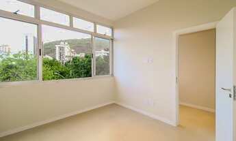 Imagem 2: Apartamento para venda tem 74 metros quadrados com 2 quartos em Humaitá - Rio de Janeiro