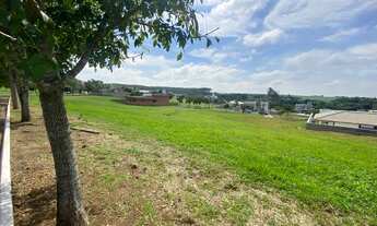 Imagem 4: Terreno, medindo 450 m² com leve declive