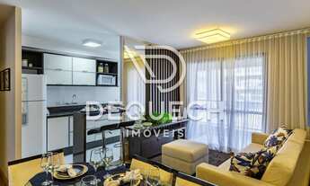 Imagem 2: Apartamento pra lá de aconchegante, com aquela sacada e churrasqueira à carvão, que faz a