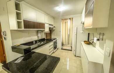 Imagem 3: Apartamento mobiliado para locação. Possui 2 quartos com armários embutidos e v