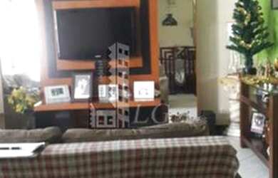 Imagem 4: Casa triplex com varanda frente de rua