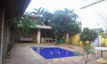 Imagem 2: Ótima casa com três quartos, estilo colonial em condomínio fechado