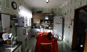 Imagem 5: Casa com lojas no térreo no Centro de Nova Friburgo