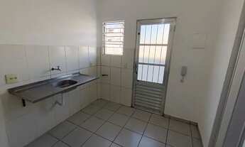 Imagem: Kitnet com banheiro bem espaçosa