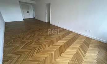 Imagem 5: Apartamento de três dormitórios, suíte e duas vagas de garagem na Rua Ramiro Barcelos, bai