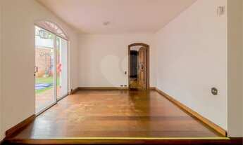 Imagem 4: Sobrado com Piscina e Adega - área útil 399m², terreno 607m², com 24m de frente