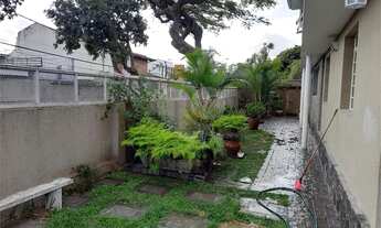 Imagem 4: 4 vagas de garagem, 3 dormitórios, dependência de empregada, amplo quintal com jardim