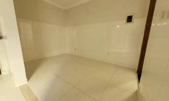 Imagem 4: ALUGA-SE KITNET GRANDE com cozinha, área de serviço, sala, banheiro, quarto e varanda