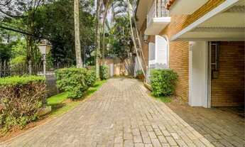 Imagem 2: Sobrado com Piscina e Adega - área útil 399m², terreno 607m², com 24m de frente