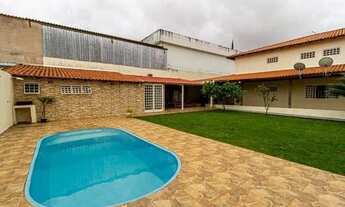 Imagem 2: Excelente Casa Regularizada! 05 Quartos, 04 Suítes, Piscina, Churra. Sauna, 822m2, Arnique