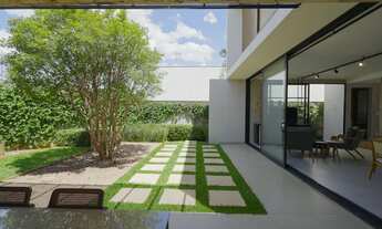 Imagem 6: Casa Moderna com projeto minimalista e quintal com jabuticabeira