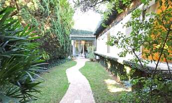 Imagem 6: Casa térrea de alto padrão com muito verde