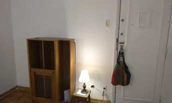 Imagem 2: Quarto e sala em rua arborizada no Flamengo