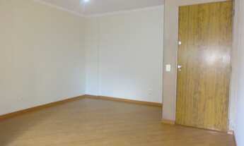 Imagem 3: Apto amplo, iluminado, com armários! Ótima localização!