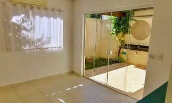 Imagem 3: São 3 dormitórios com ar condicionado, sendo 1 suíte com varanda, lustres e armários,Sala