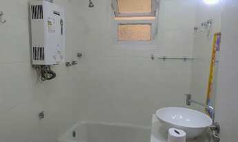 Imagem 5: Quarto e sala em rua arborizada no Flamengo