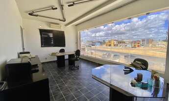 Imagem 2: Prédio comercial enfrente ao novo viaduto do Tabuleiro