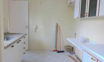 Imagem 7: Apto amplo, iluminado, com armários! Ótima localização!