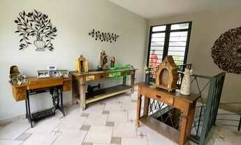 Imagem 2: Espaçosa residência de 3 dormitórios e piscina, oferecendo qualidade em um dos bairros mai