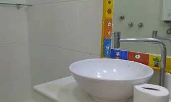 Imagem 7: Quarto e sala em rua arborizada no Flamengo