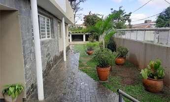 Imagem 2: 4 vagas de garagem, 3 dormitórios, dependência de empregada, amplo quintal com jardim