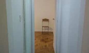 Imagem 4: Quarto e sala em rua arborizada no Flamengo