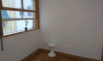 Imagem 3: Quarto e sala em rua arborizada no Flamengo