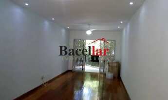 Imagem: Colado ao metrô Saens Pena