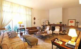 Imagem 2: Casa térrea de alto padrão com muito verde