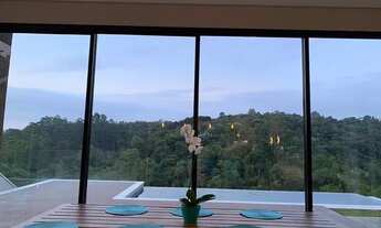 Imagem 4: Casa de Alto Padrão em Excelente Condomínio junto à Natureza! Piscina C/ Borda infinita C