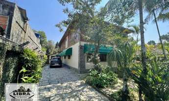 Imagem 5: Confortável casa com localização privilegiada, com 05 quartos (01 suíte com closet)