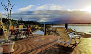Imagem: Casa com vista para a Praia do Ribeirão