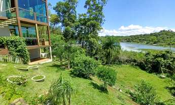 Imagem: Casa moderna em frente a lagoa, amplo terreno