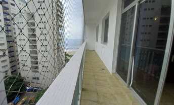 Imagem 2: Apartamento na quadra da praia. Sacada com vista parcial do mar e 2 dormitórios à venda, 1
