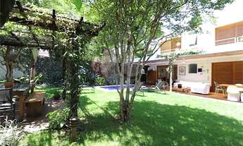 Imagem 3: Encantador sobrado em local nobre do bairro e com grande área de terreno