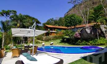 Imagem: O belo terreno com relevo suave e paisagismo