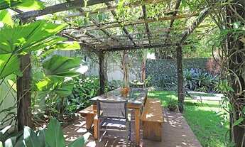 Imagem 7: Encantador sobrado em local nobre do bairro e com grande área de terreno