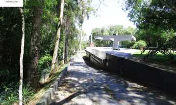 Imagem 5: Imóvel à Venda com Quatro Suítes e Vista Privilegiada para o Lago